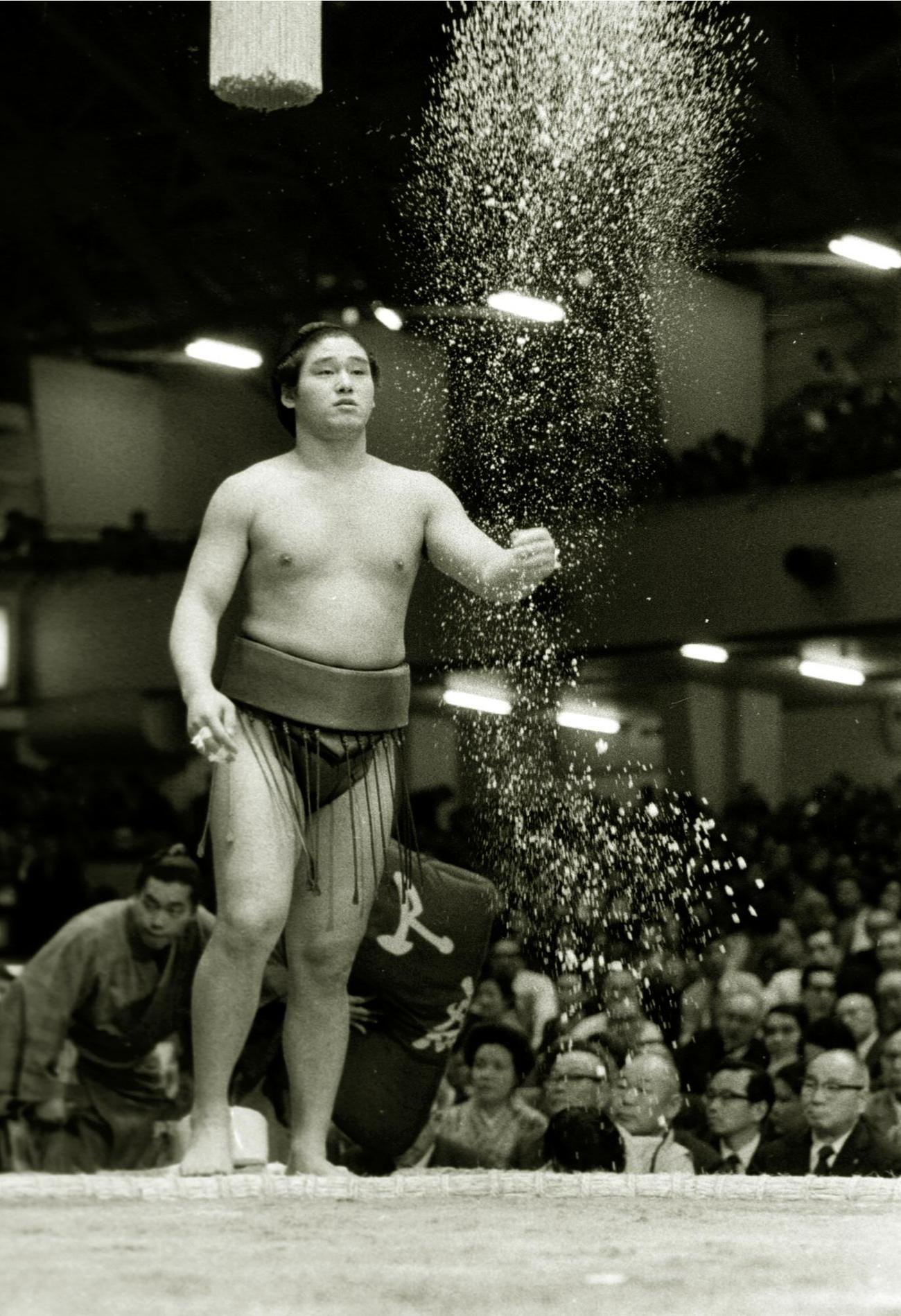 73年1月大相撲初場所で塩をまく天龍