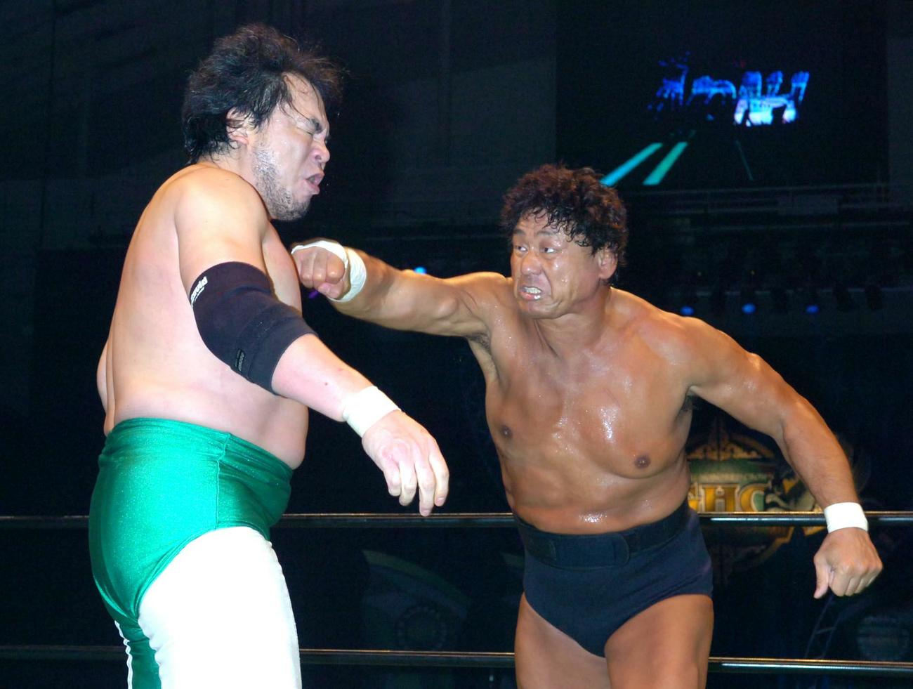 05年10月、ノア大阪大会で三沢光晴を天龍チョップで攻める天龍源一郎