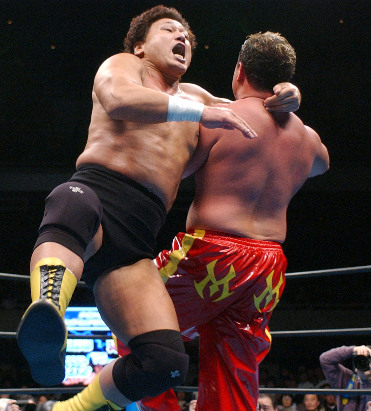 05年2月、全日本ジャイアント馬場七回忌追善興行でマウナケア・モスマン（右）をジャンピングネックブリーカーで攻める天龍