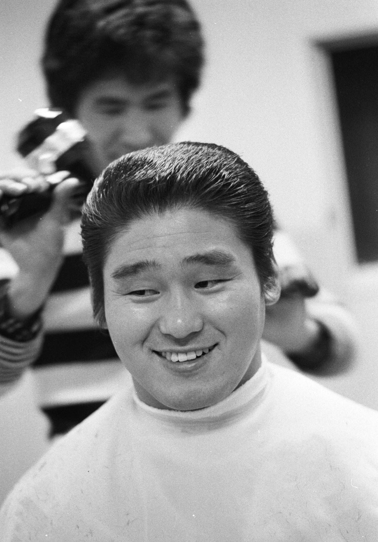 1976年12月、リング上での断髪式後、整髪され笑顔をみせる天龍