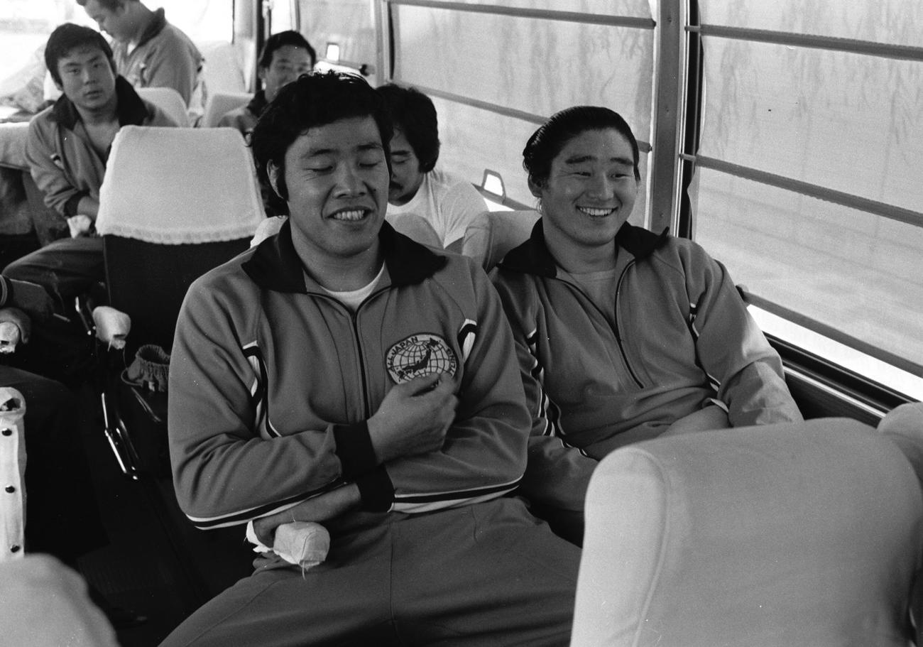 76年、練習場に向かうバスの車内でジャンボ鶴田（左）と談笑する天龍