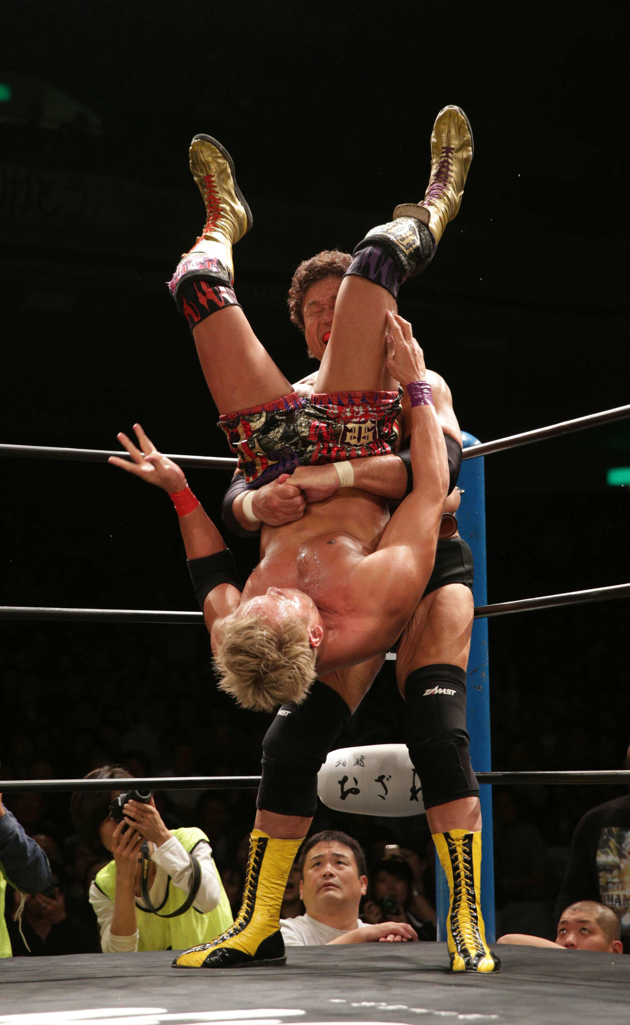 2015年11月15日、引退試合で天龍（上）はオカダ・カズチカにパワーボムを決める