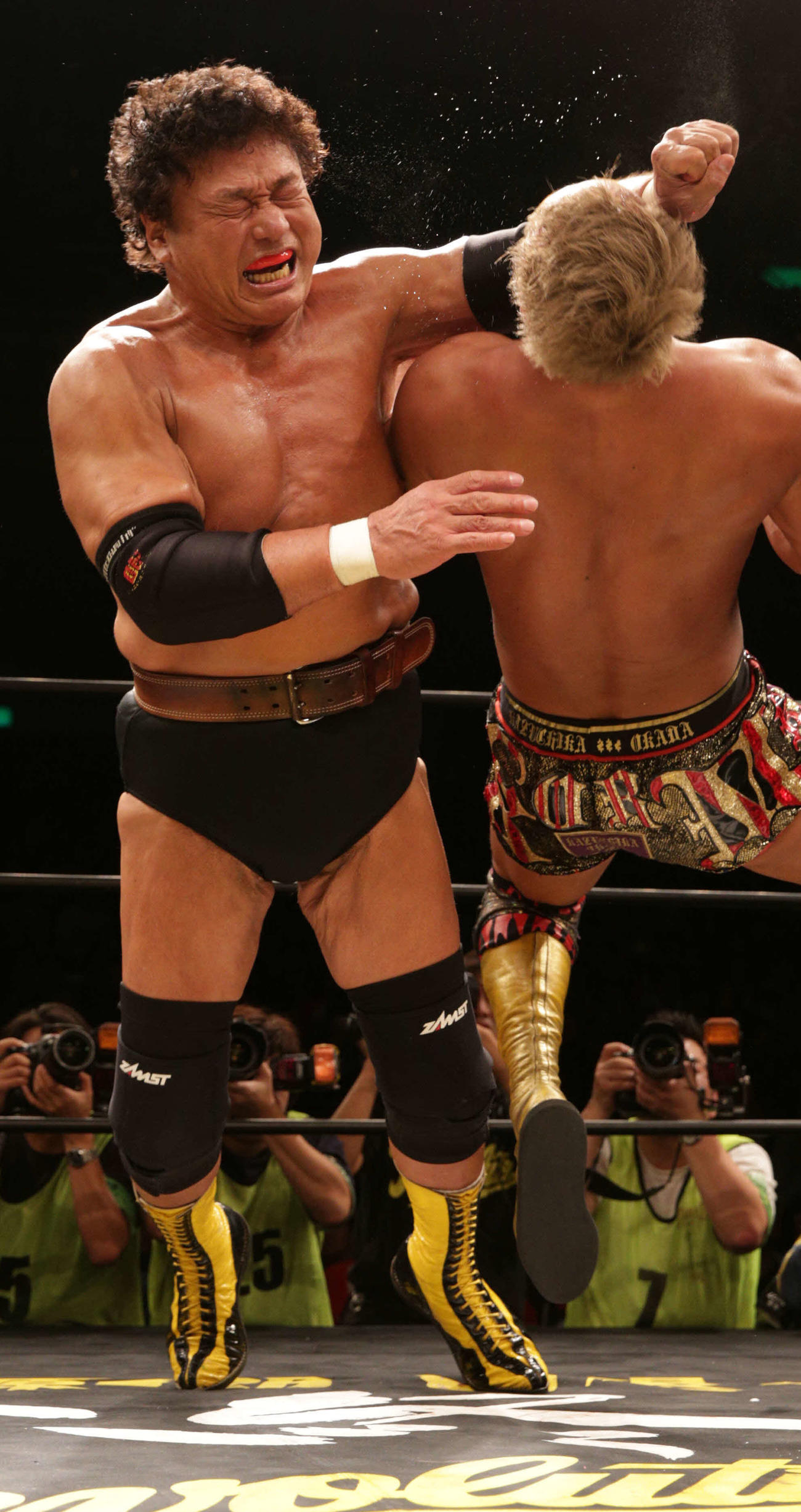 2015年11月15日、引退試合で天龍源一郎（左）はオカダ・カズチカにラリアットを決める