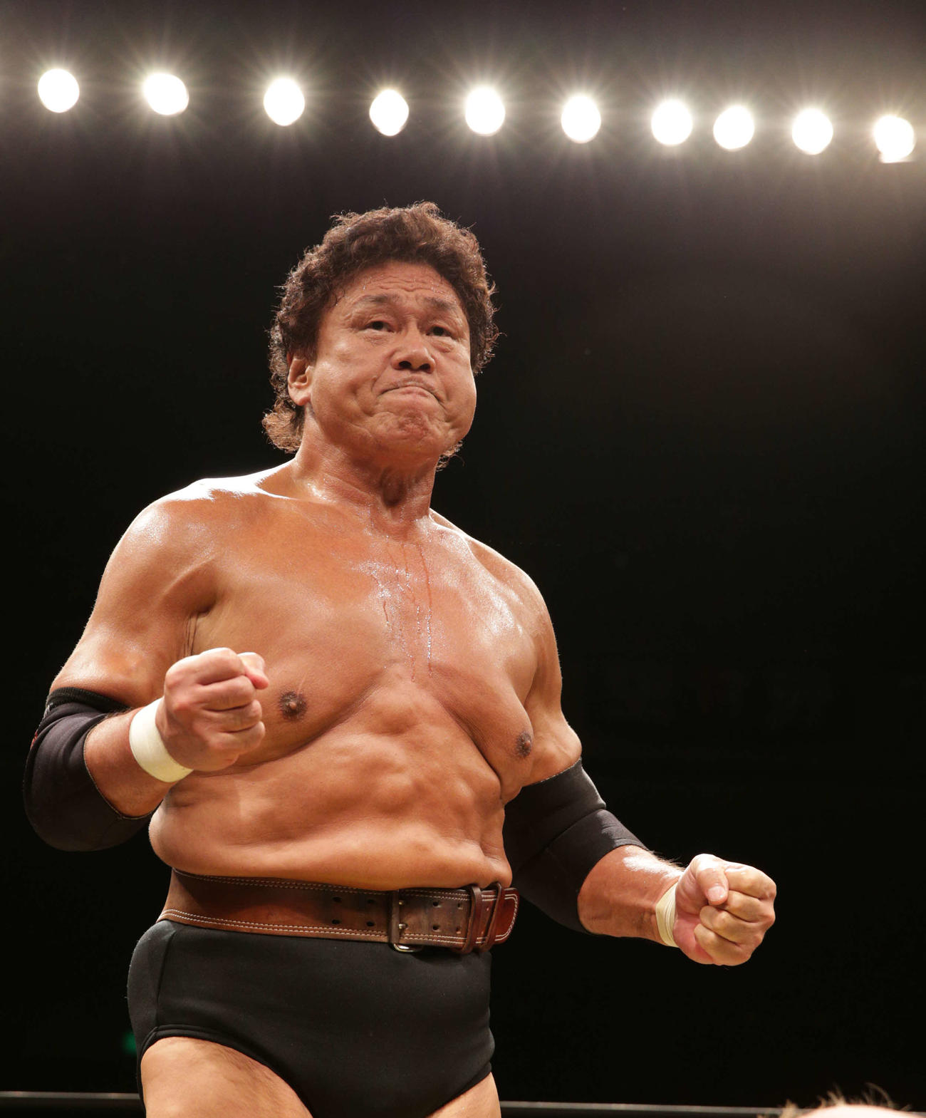 15年11月、オカダ・カズチカとの引退試合で気合を入れる天龍源一郎