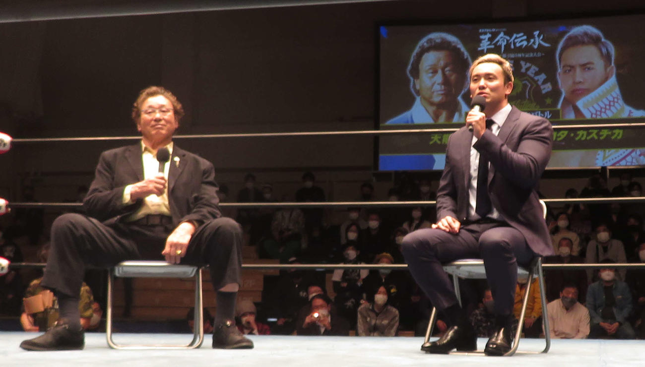 2020年11月15日、引退5周年記念大会でトークバトルを行った天龍源一郎（左）とオカダ・カズチカ