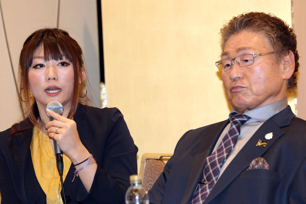 2020年2月20日、日本プロレス殿堂会の発足発表で話す嶋田紋奈さん。右は天龍源一郎氏