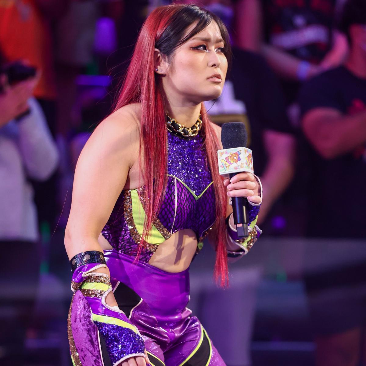 試合前からローズ軍と乱闘した紫雷（C）2021 WWE, Inc. All Rights Reserved.
