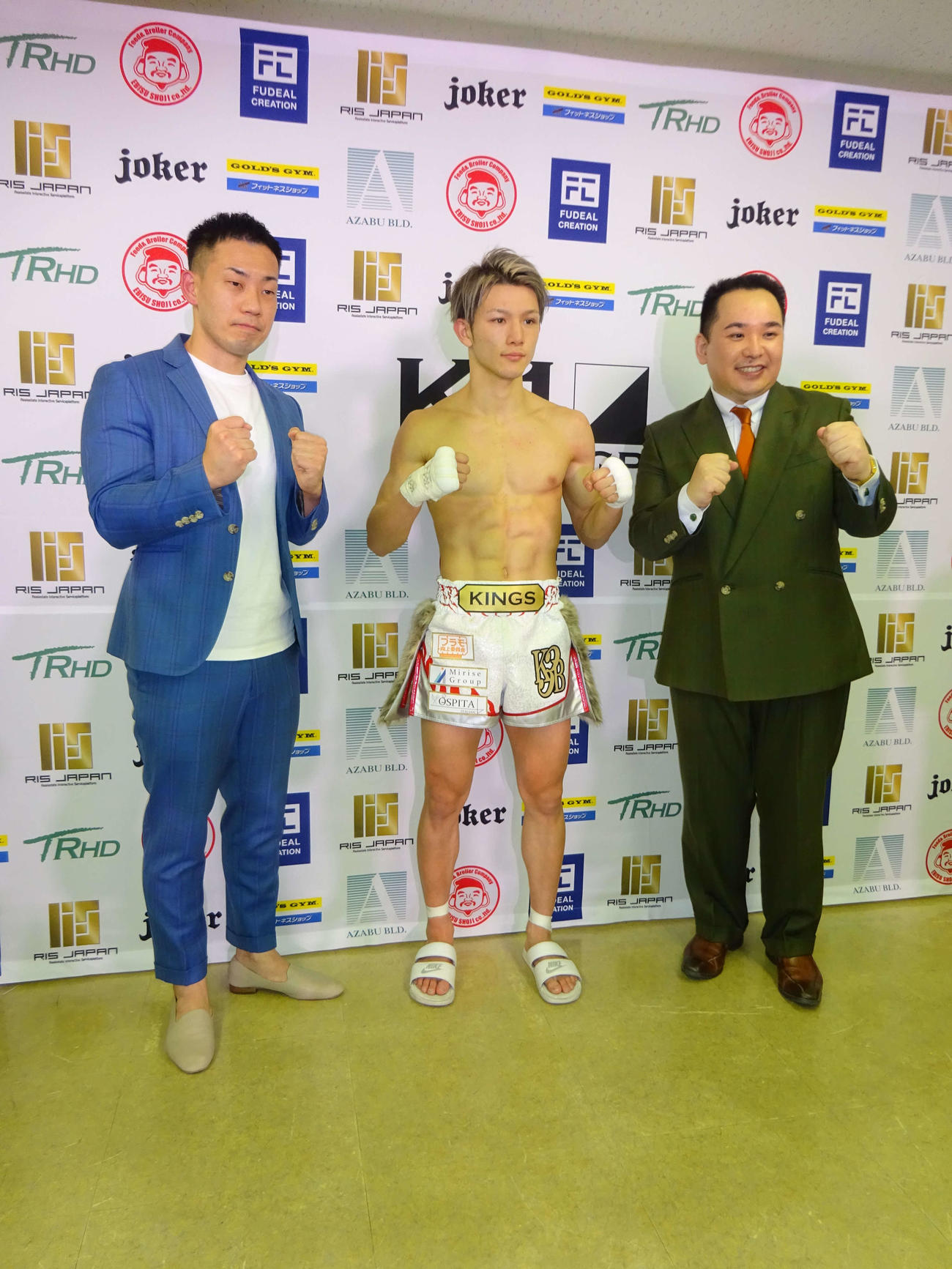 K－1大阪大会でスペシャルリングアナを務め、取材に応じるミルクボーイ（左が駒場、右が内海）。中央が担当カードの勝者玖村修平