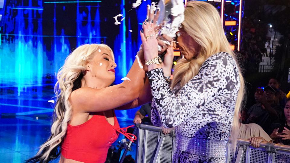 ストーム（左）のパイ弾を被弾したフレアー（C)2021 WWE, Inc. All Rights Reserved.