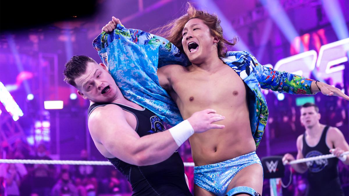 ジャケット掌底でクリード（左）を追い詰めたイケメン二郎（C）2021 WWE, Inc. All Rights Reserved.