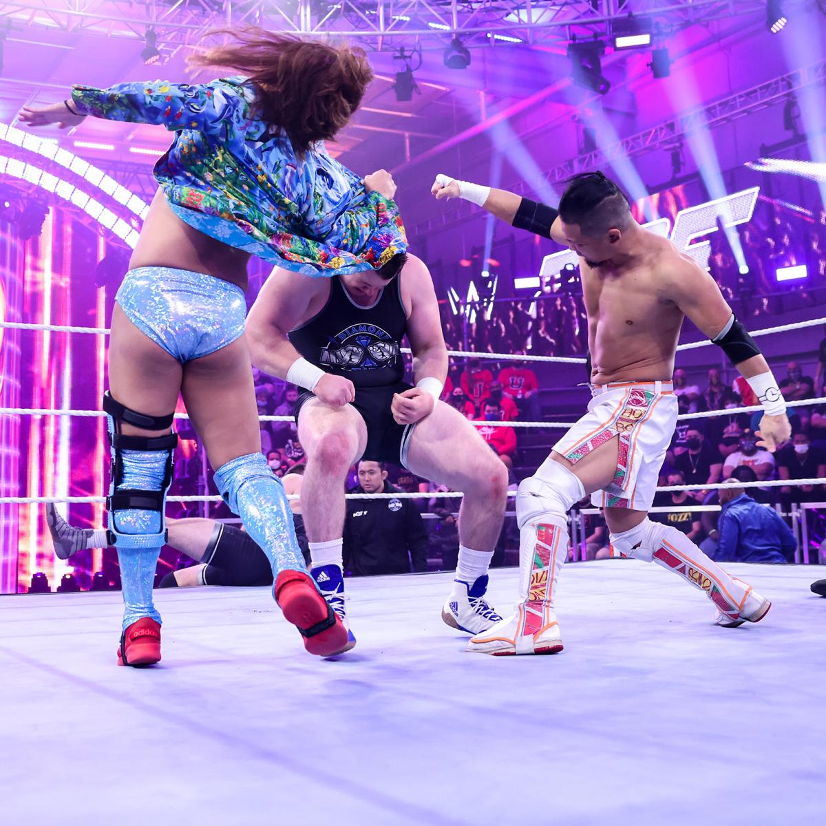 KUSHIDA（右端）、イケメン二郎（左端）の連係技でクリードを追い詰める（C）2021 WWE, Inc. All Rights Reserved.