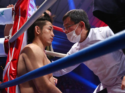 KO第9試合　才賀紀左衛門対玖村修平　1回、KOで敗れた才賀（左）はドクターから診断を受ける（撮影・上山淳一）