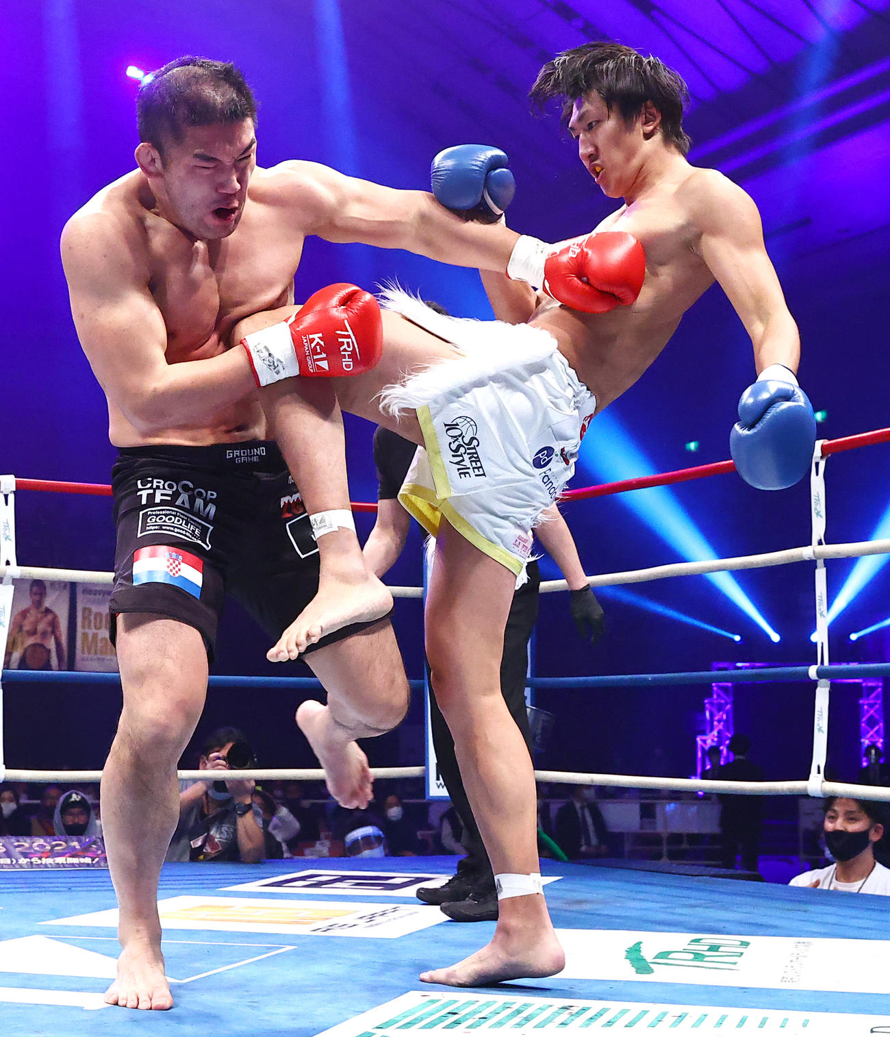 2回、石井（左）に膝蹴りを浴びせるRUI（撮影・上山淳一）
