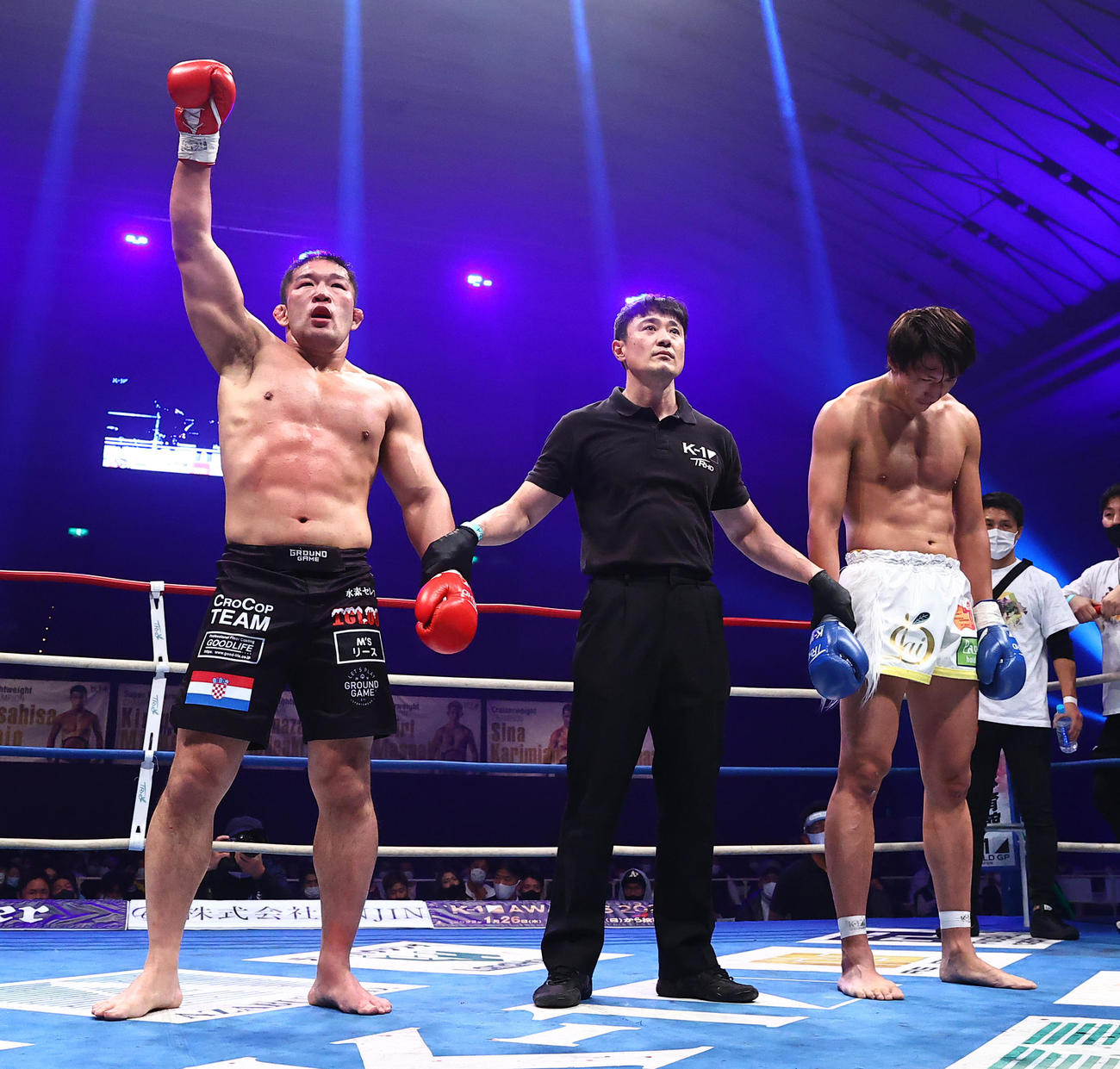 RUI（右）に判定勝利した石井（撮影・上山淳一）