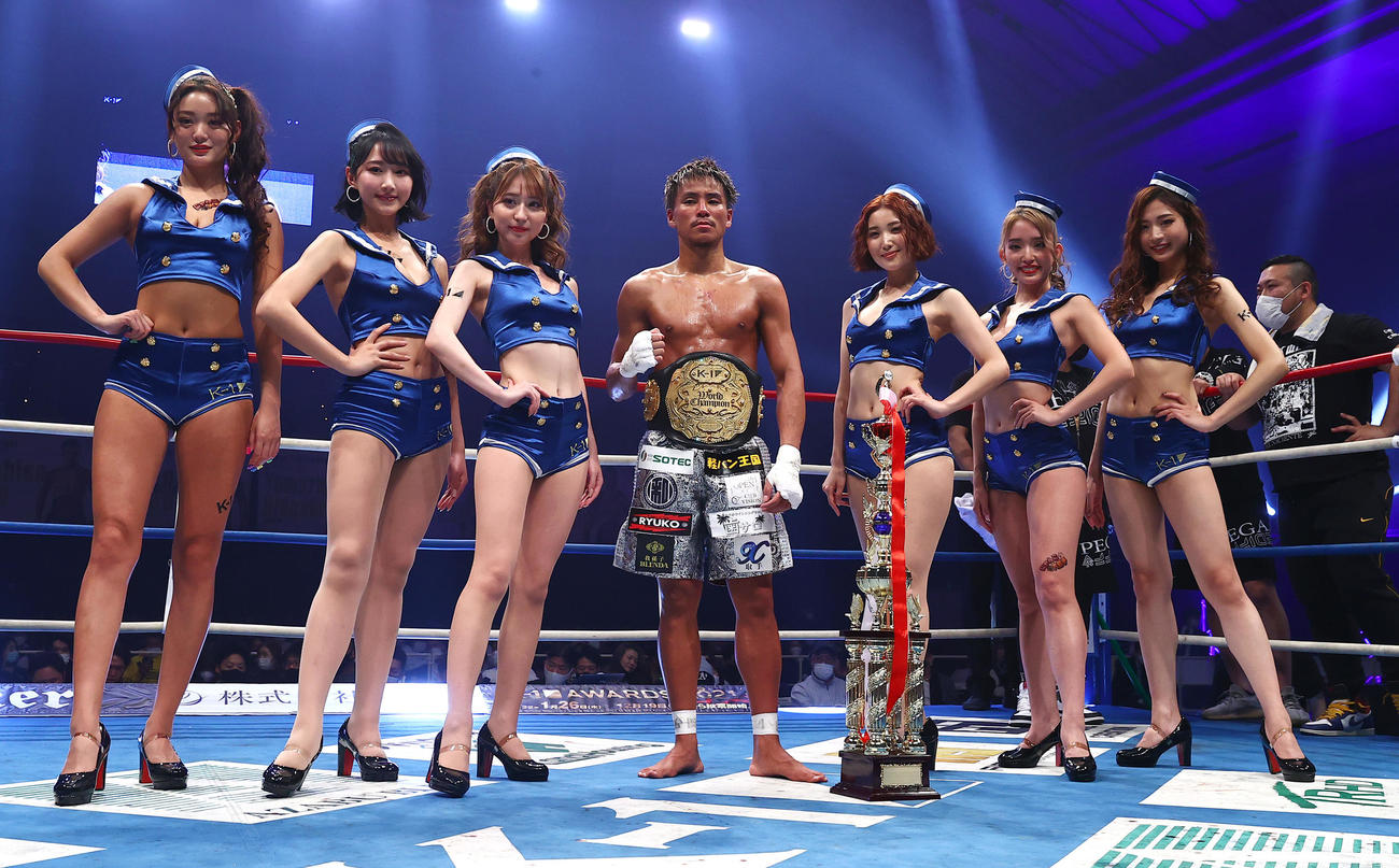 第16試合・K－1 WORLD GP　フェザー級タイトルマッチ　チャンピオンとなりポーズを決める軍司（撮影・上山淳一）