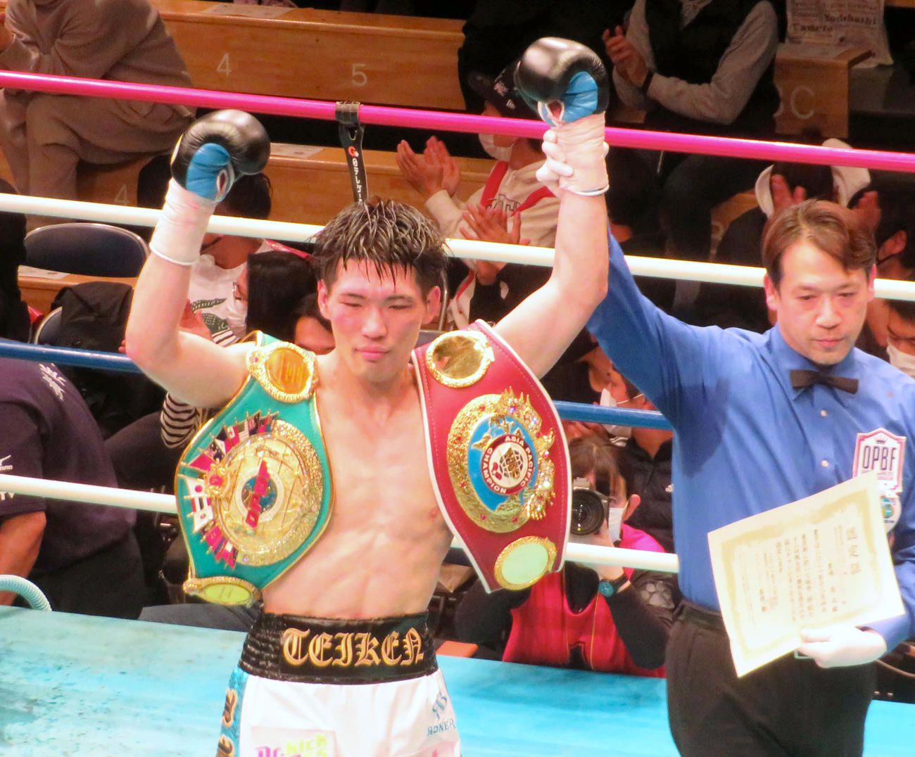 東洋太平洋、WBOアジア・パシフィック・ウエルター級王座を防衛した豊嶋（左）（撮影・藤中栄二）