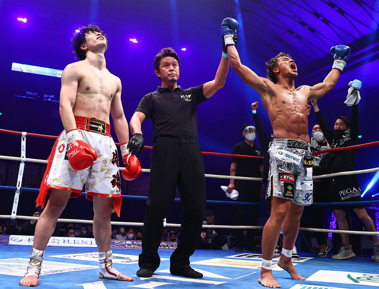 ４日に行われた、K－1 WORLD GPのフェザー級タイトルマッチで延長判定で勝利した軍司泰斗（右）