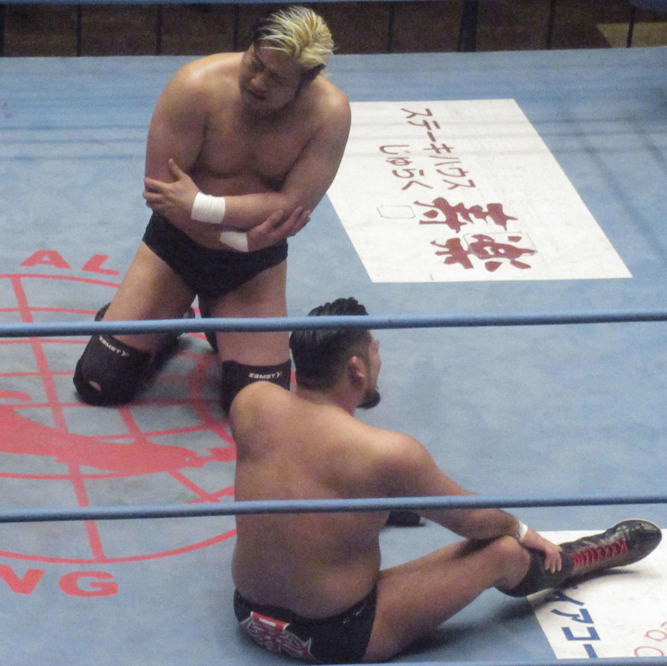 準決勝敗退となり悔しがる諏訪魔（奥）と芦野（撮影・勝部晃多）