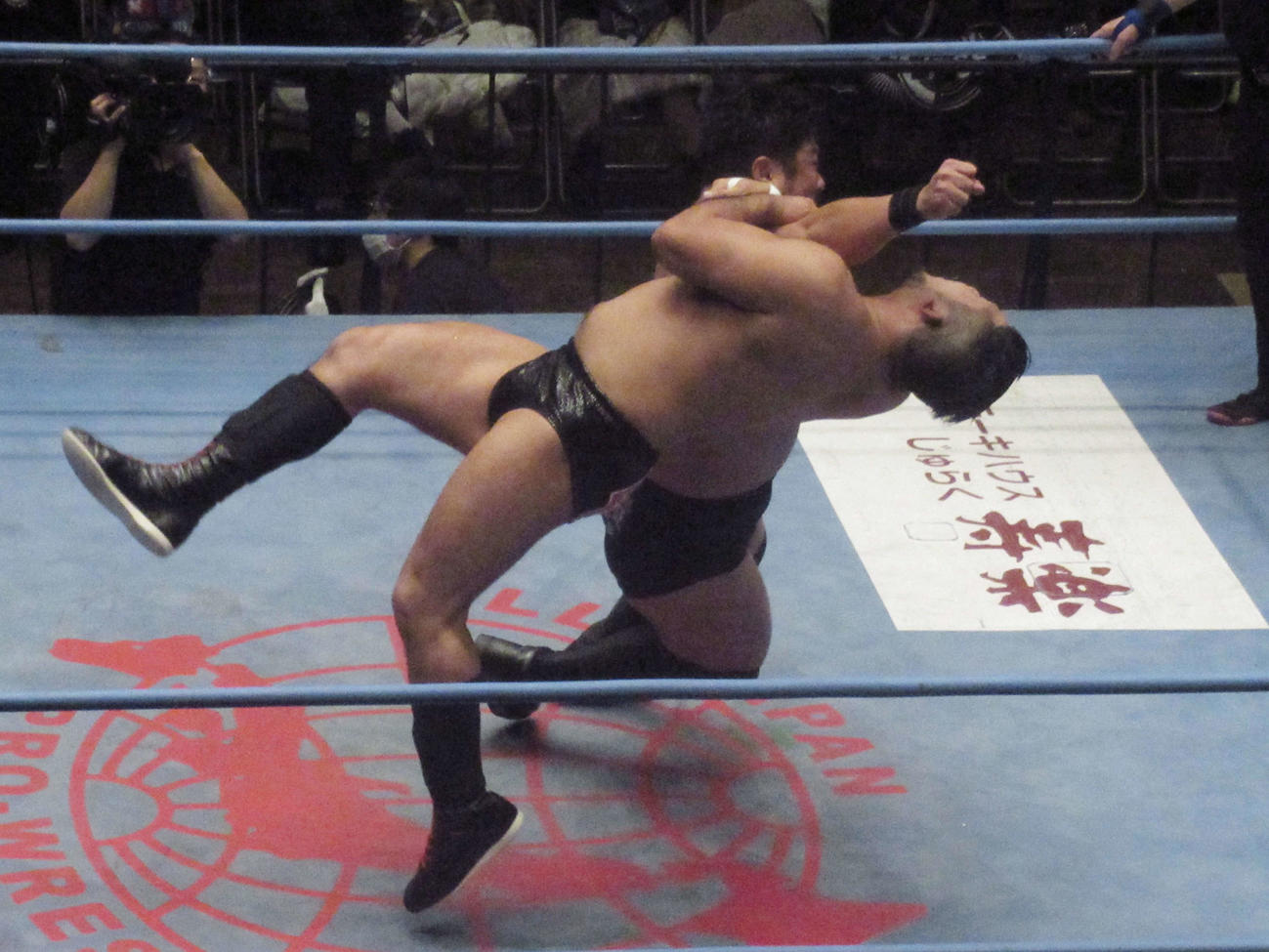 土肥（奥）に人殺しラリアットを受ける芦野（撮影・勝部晃多）
