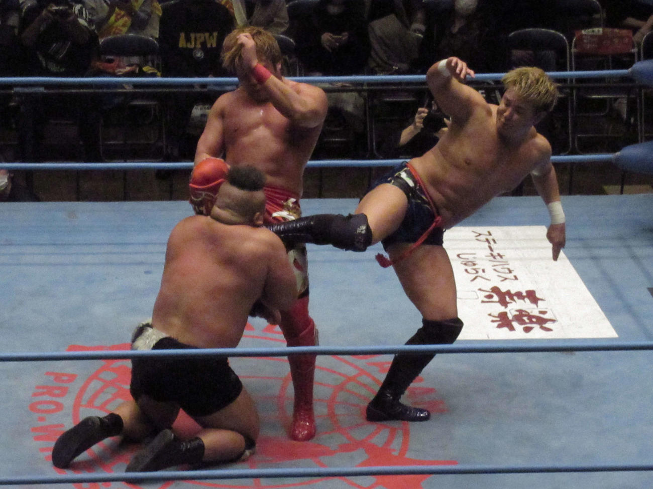 羆嵐（手前）に連携技を決める宮原（左）と青柳（撮影・勝部晃多）