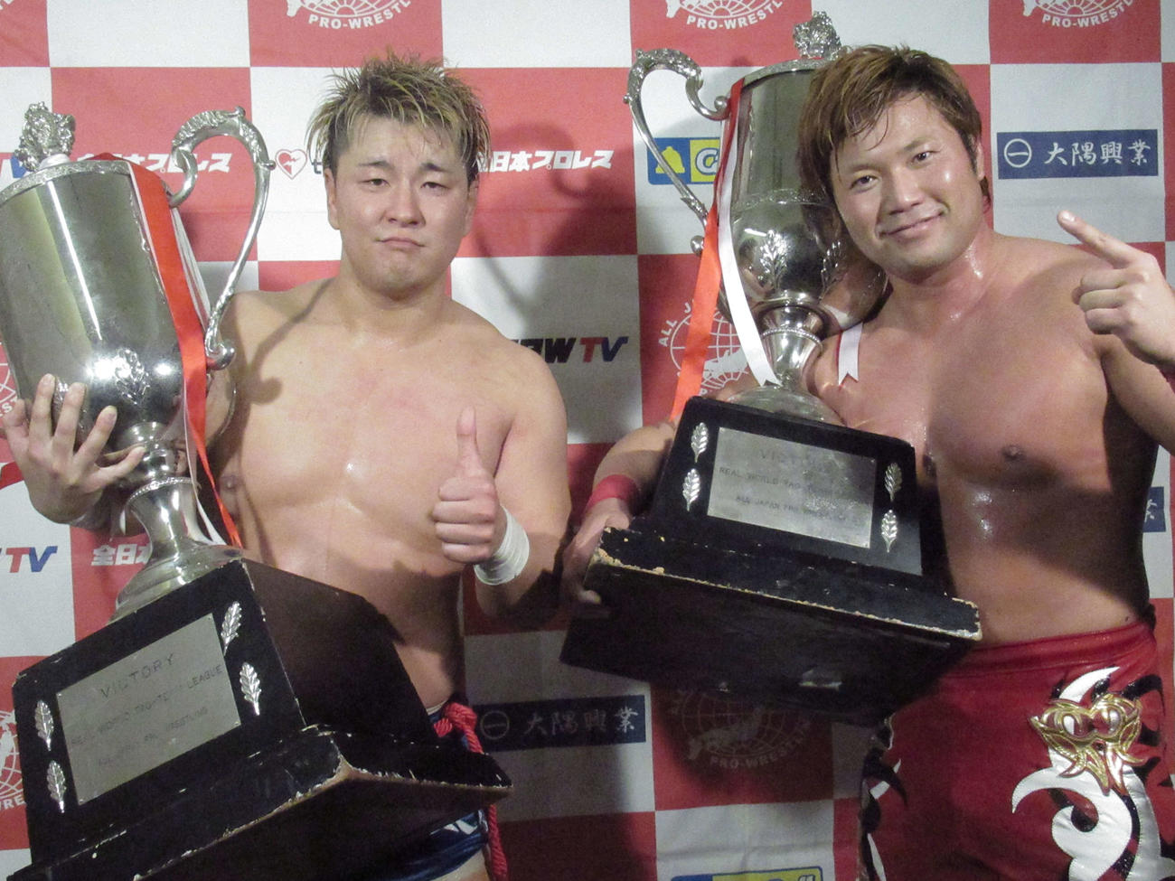 最強タッグ決定リーグ戦を優勝し、トロフィーを手にポーズを決める宮原（右）と青柳（撮影・勝部晃多）