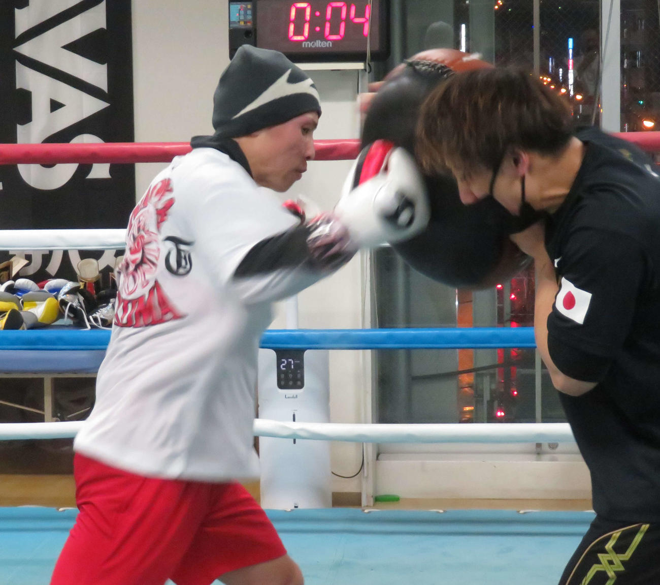 ミット打ちで右強打を確認するWBAスーパー、IBF世界バンタム級王者井上尚（左）