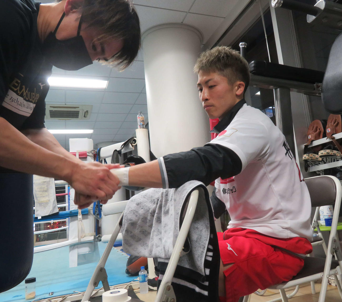練習前、真剣な表情でバンデージを巻くWBAスーパー、IBF世界バンタム級王者井上尚（右）