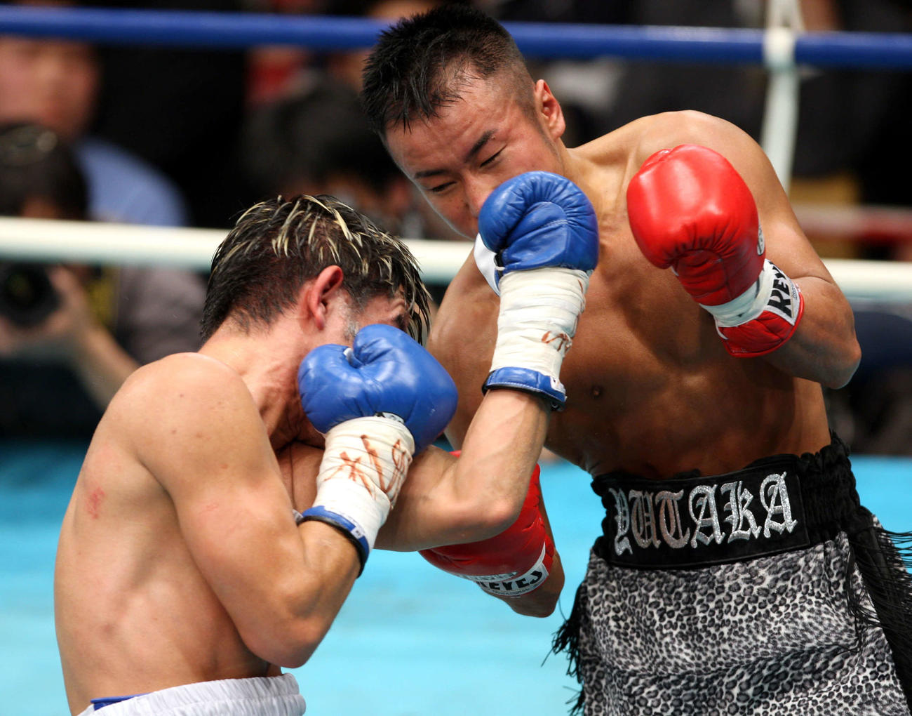 08年のバレラ戦で右アッパーを放つ新井田豊