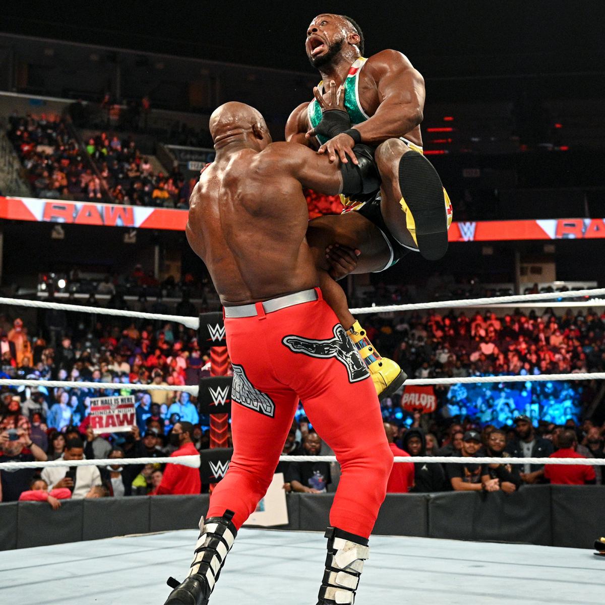 ＷＷＥヘビー級王者ビッグＥ（右）を襲撃したボビー・ラシュリー©2021 WWE, Inc. All Rights Reserved.