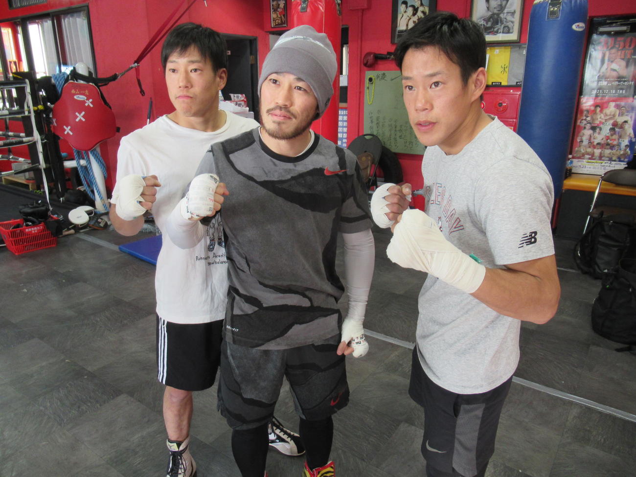 スパーリングを公開した元世界王者の宮崎（中央）と田尻雄司（左）と浩司の双子の兄弟（撮影・実藤健一）