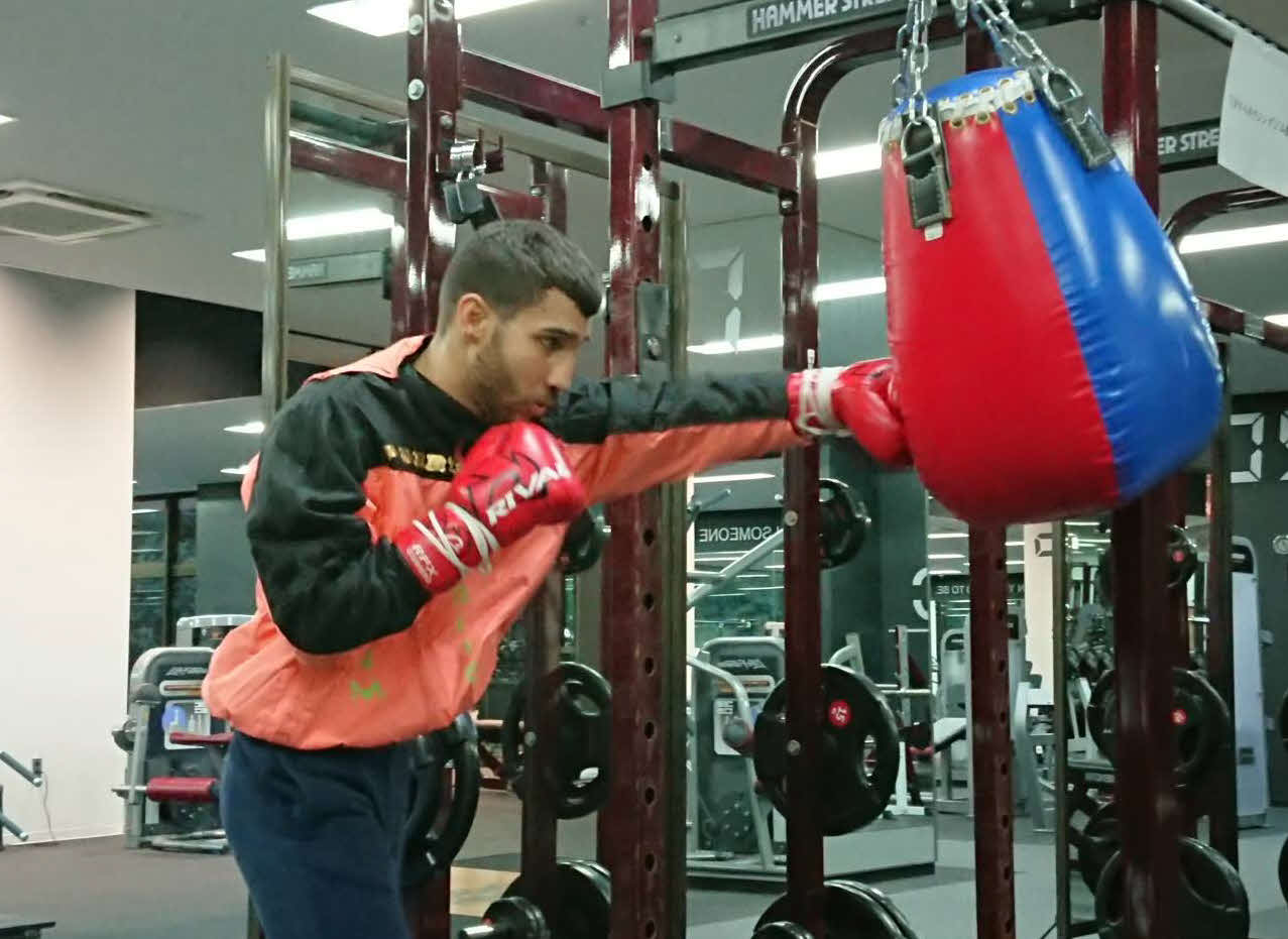 サンドバッグ打ちするWBO世界ミニマム級王者メンデス（大橋ジム提供）