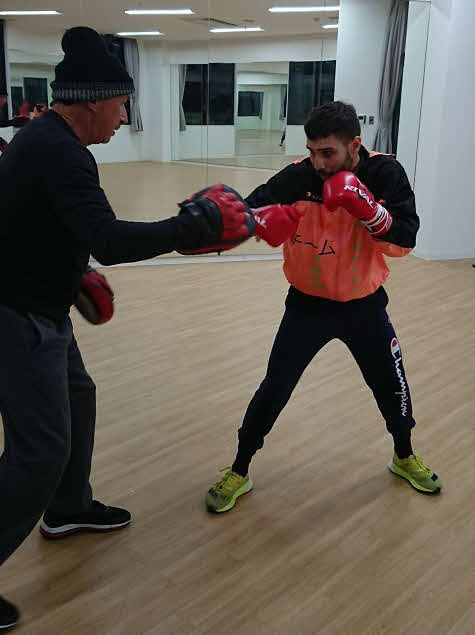 室内トレーニングするWBO世界ミニマム級王者メンデス（右）（大橋ジム提供）