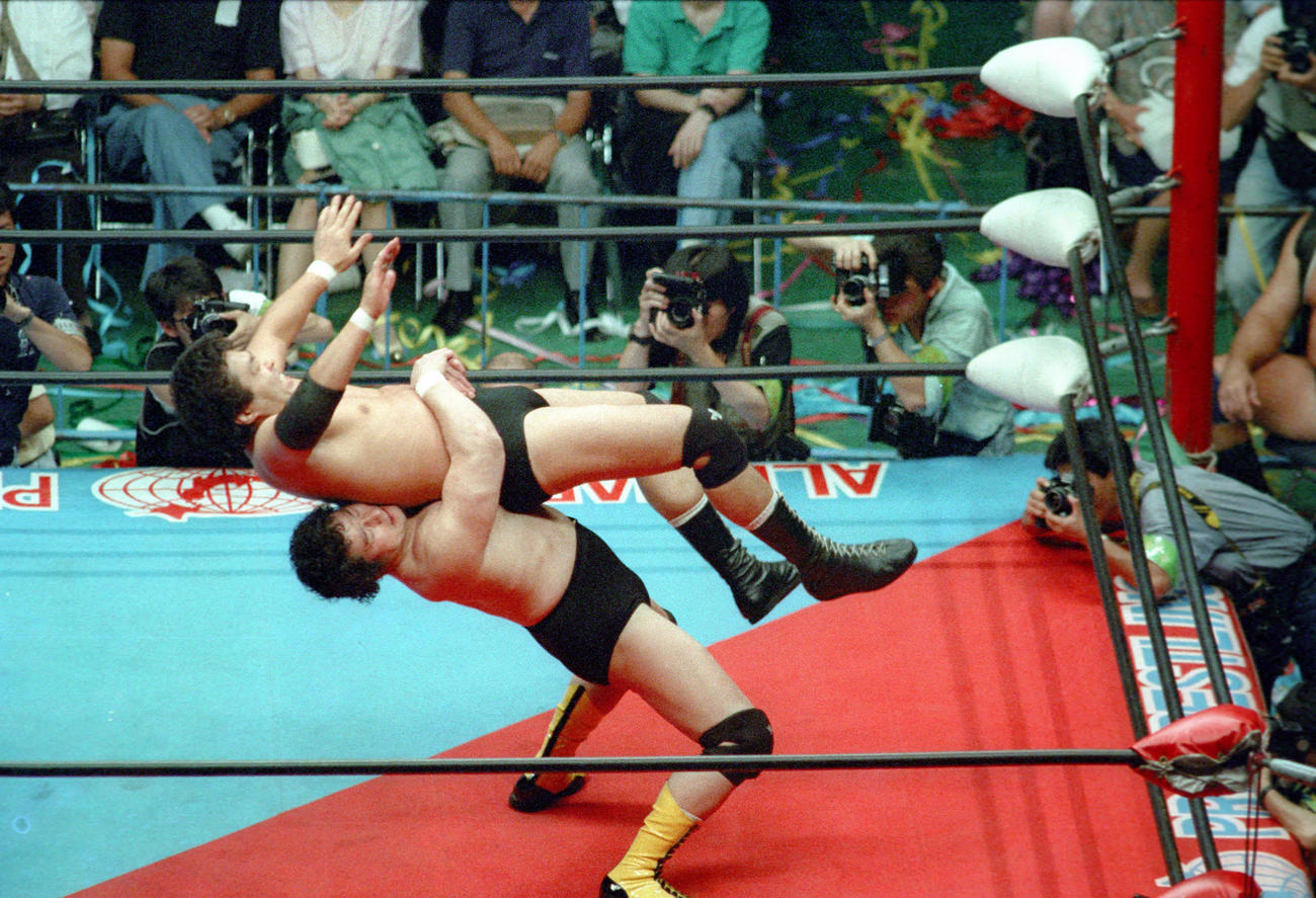 89年6月5日、ジャンボ鶴田（上）にバックドロップを仕掛ける天龍
