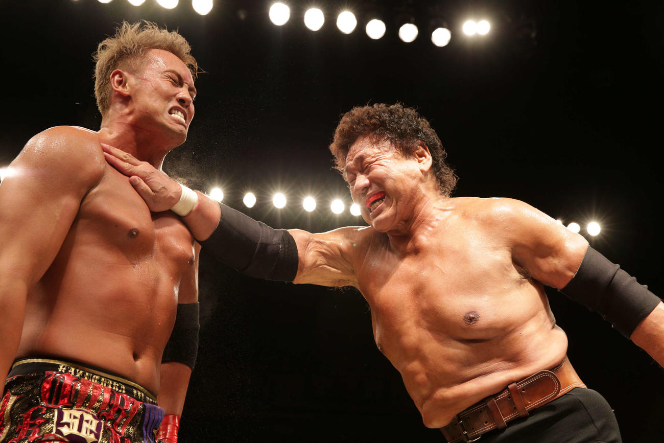 15年11月、引退試合で天龍（右）はオカダに強烈なチョップを放つ