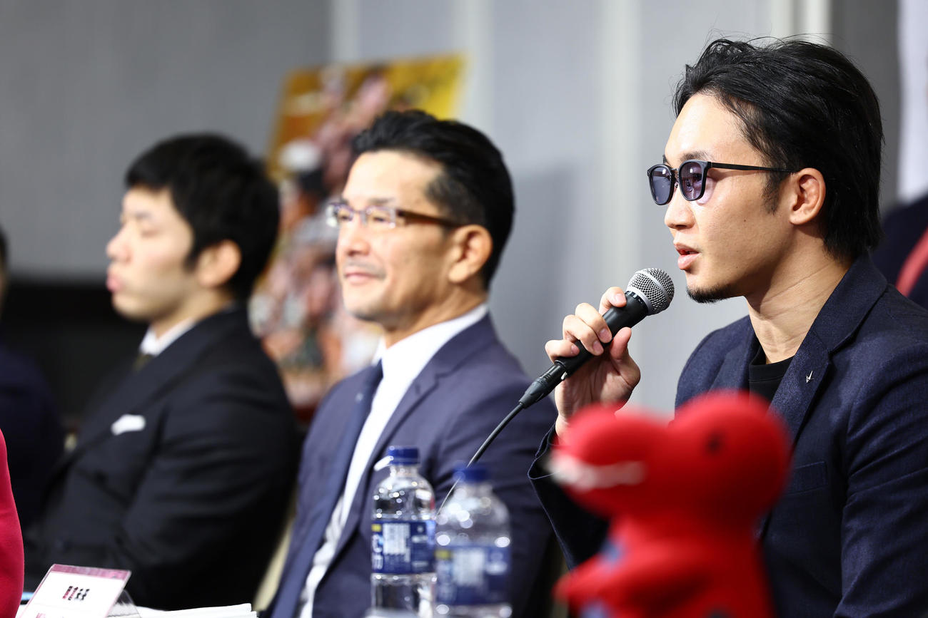 「RIZIN．33」対戦カード発表会見で斎藤（左）の印象を語る朝倉未（右）。中央は榊原CEO（撮影・垰建太）