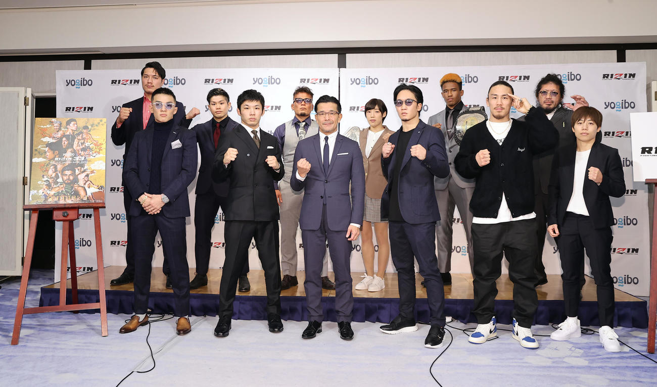 「RIZIN．33」対戦カード発表会見で写真に納まる出場者たち。前列左から萩原、斎藤、榊原CEO、朝倉未、矢地、浜崎、後列左からシビサイ頌真、鈴木、武田、伊沢、ベイノア、関根（撮影・垰建太）