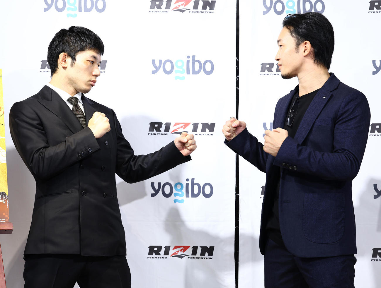 「RIZIN．33」対戦カード発表会見で顔を合わせる朝倉未（右）と斎藤（撮影・垰建太）