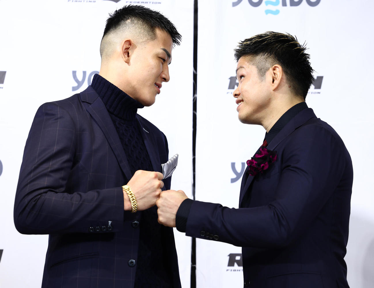 「RIZIN．33」対戦カード発表会見で顔を合わせ写真に納まる萩原（左）と鈴木（撮影・垰建太）