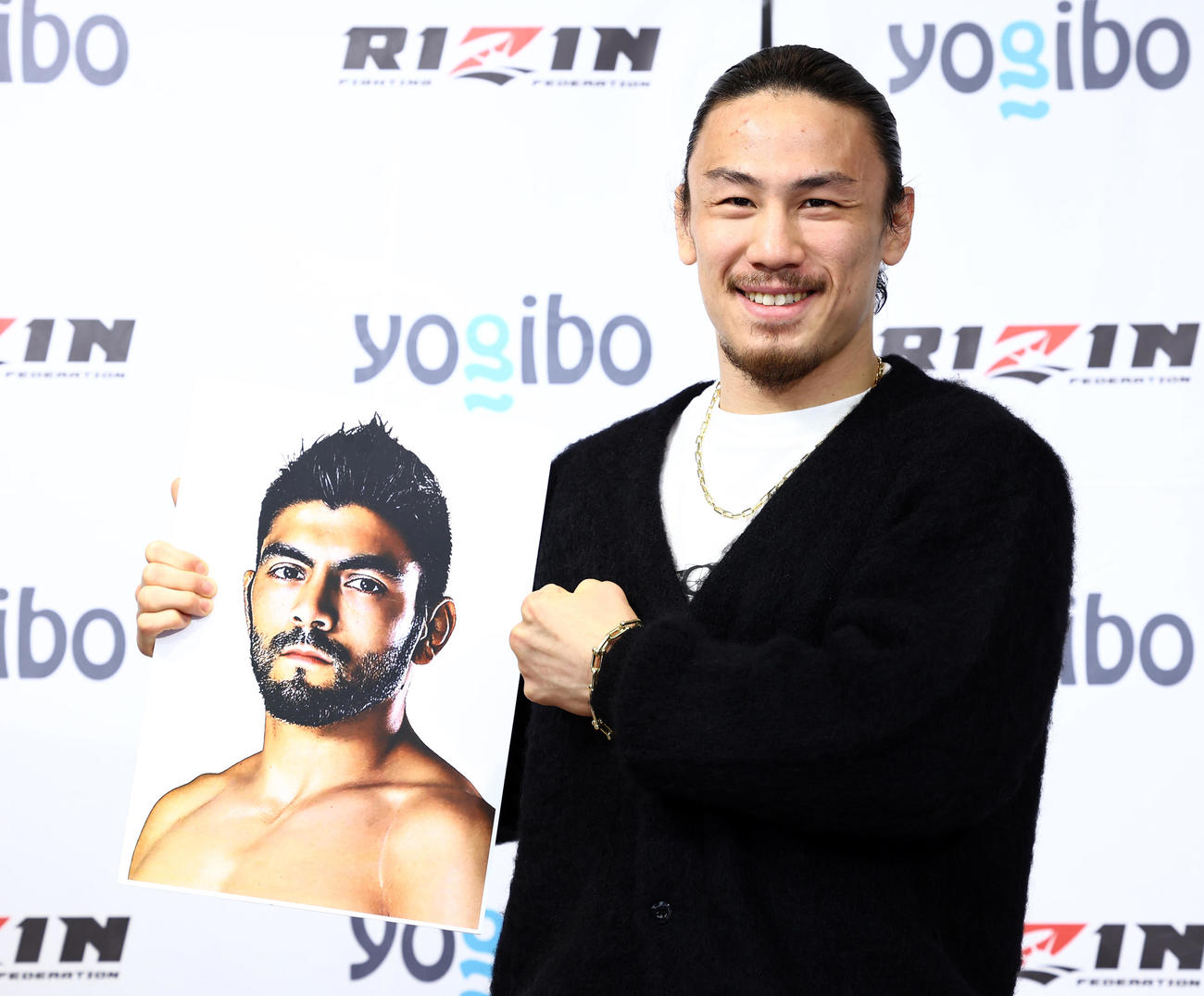 「RIZIN．33」対戦カード発表会見でホベルト・サトシ・ソウザの写真を手にする矢地（撮影・垰建太）