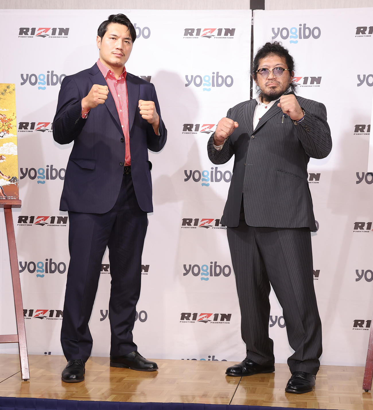 「RIZIN．33」対戦カード発表会見で写真に納まるシビサイ頌真（左）と関根（撮影・垰建太）