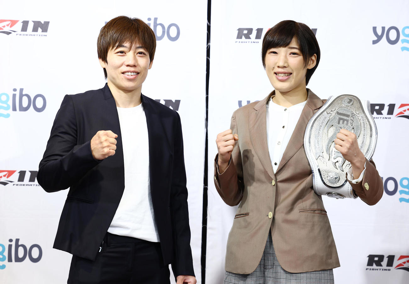 「RIZIN．33」対戦カード発表会見で写真に納まる浜崎（左）と伊沢（撮影・垰建太）