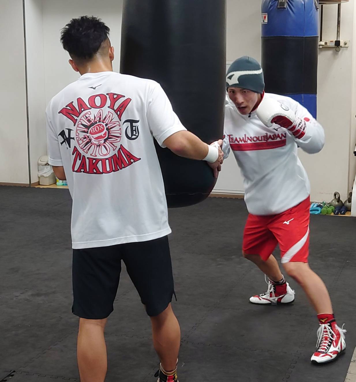 弟拓真（左）のサポートを受け、サンドバッグ打ちを続けるWBAスーパー、IBF世界バンタム級王者井上尚弥