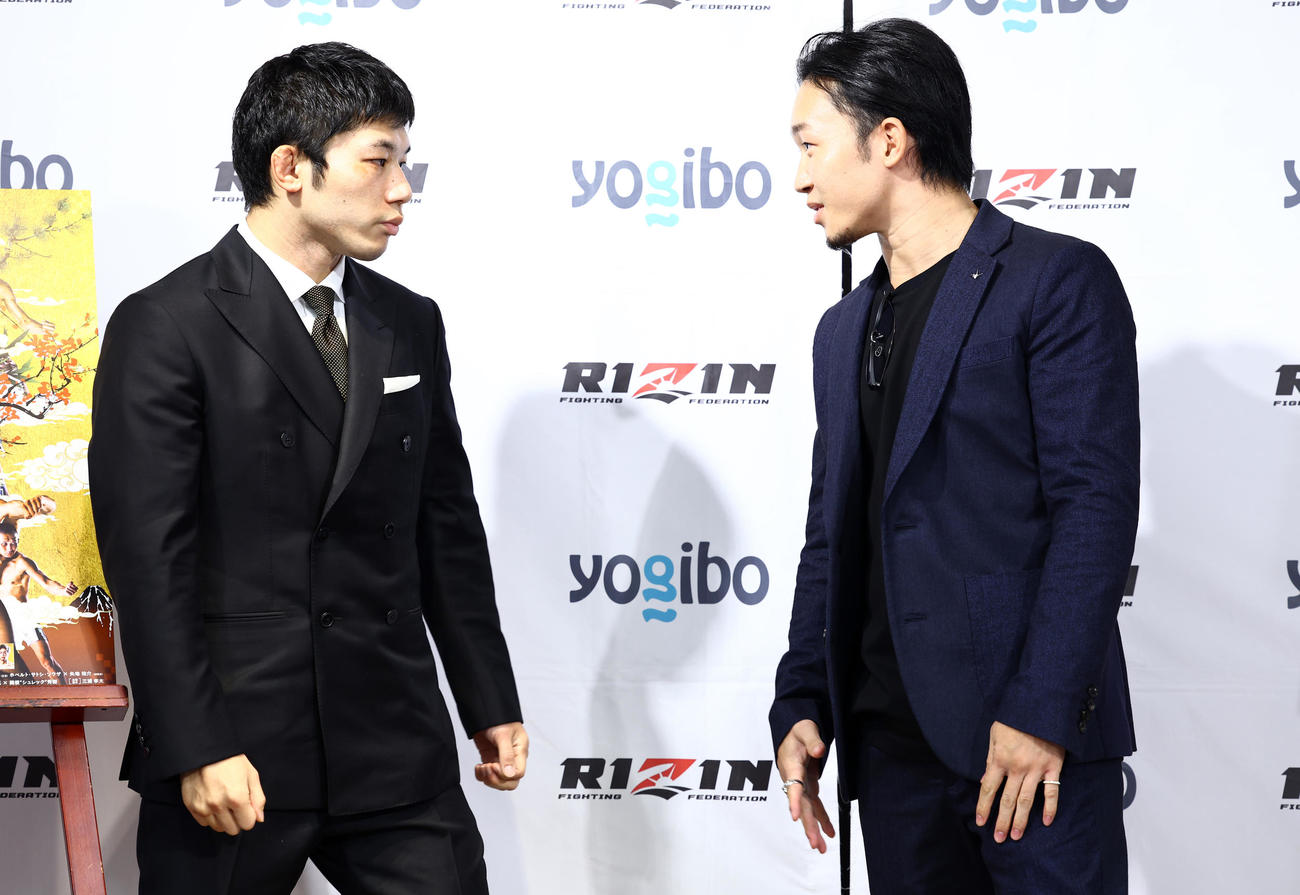 「RIZIN．33」対戦カード発表会見で顔を合わせる朝倉未（右）と斎藤（撮影・垰建太）