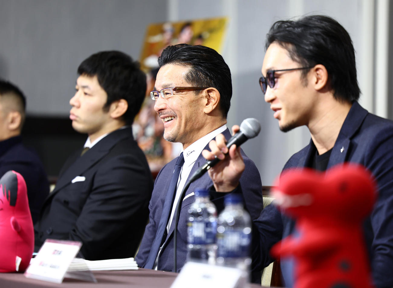 「RIZIN．33」対戦カード発表会見で朝倉未（右）の言葉に笑顔を見せる榊原CEO（中央）（撮影・垰建太）