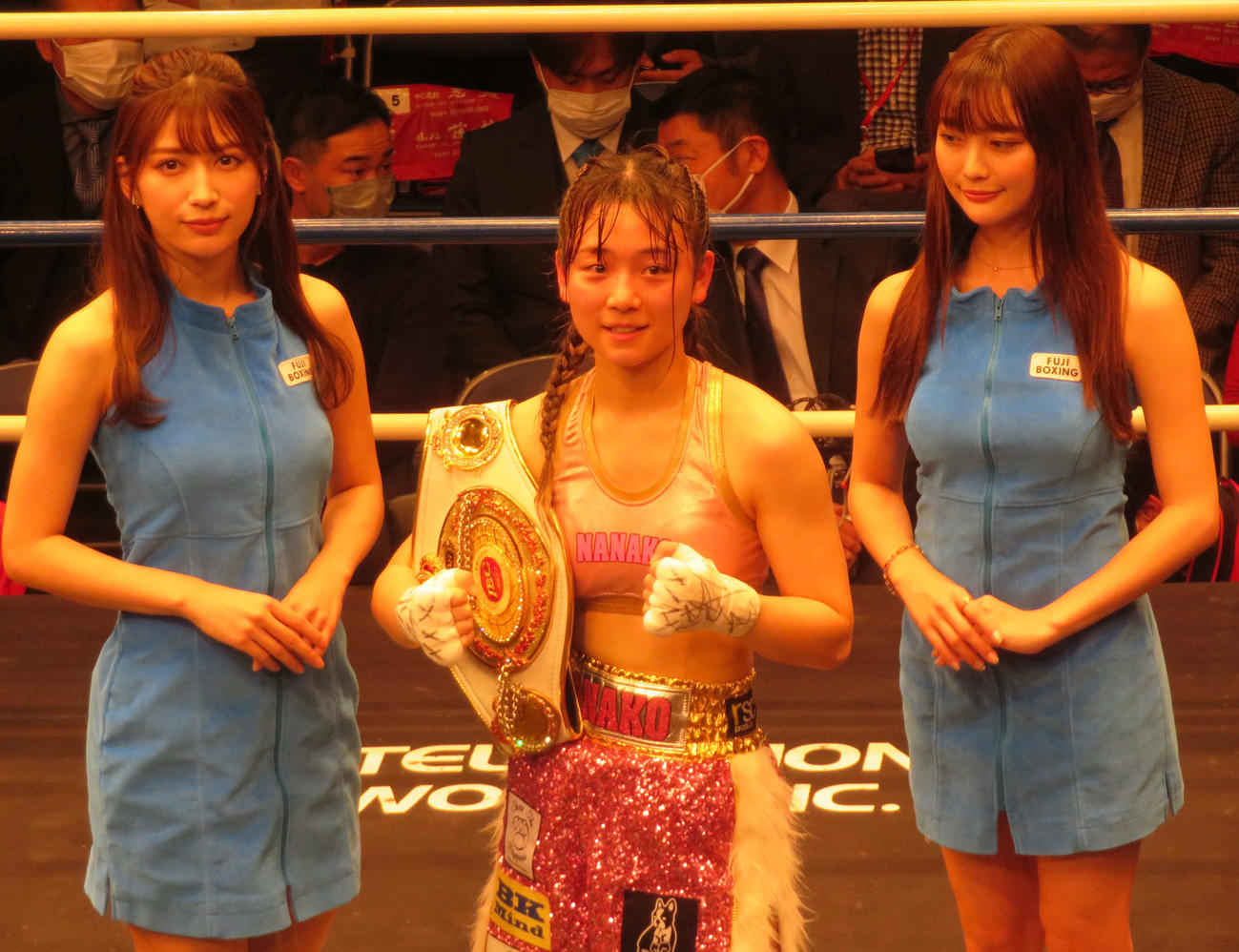 日本女子ミニマム級王座を獲得した立大4年の女子大生ボクサー鈴木なな子（中央）