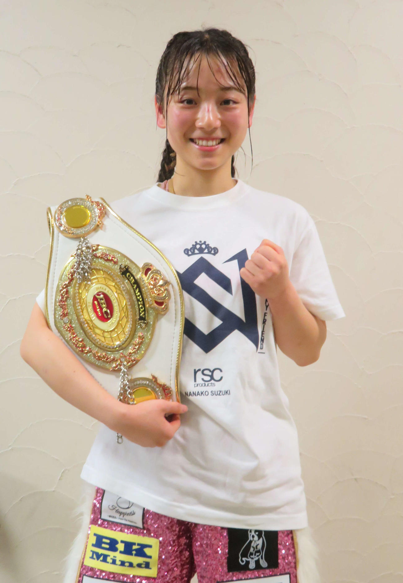 日本女子ミニマム級王座のベルトを手に笑顔をみせた女子大生ボクサー鈴木なな子