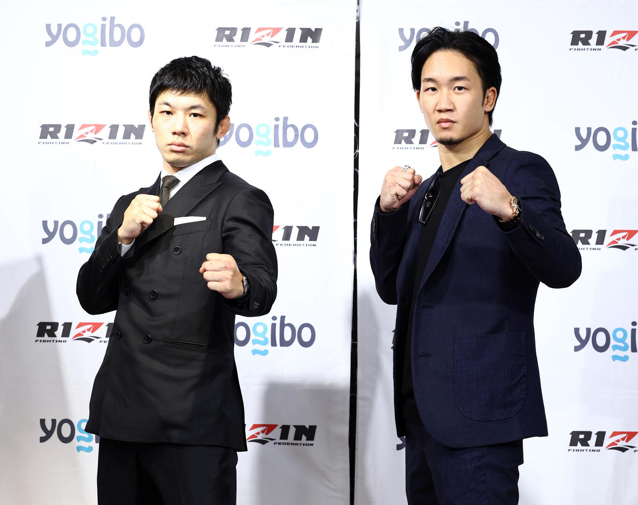 「RIZIN．33」対戦カード発表会見で写真に納まる朝倉未（右）と斎藤（撮影・垰建太）