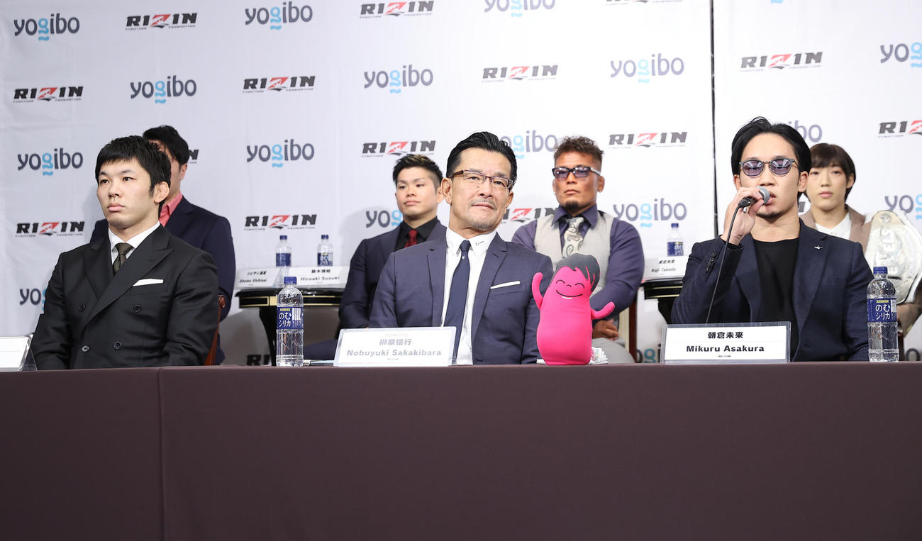 「RIZIN．33」対戦カード発表会見に登壇し話す朝倉未（前列右）。中央は榊原CEO、左は斎藤（撮影・垰建太）