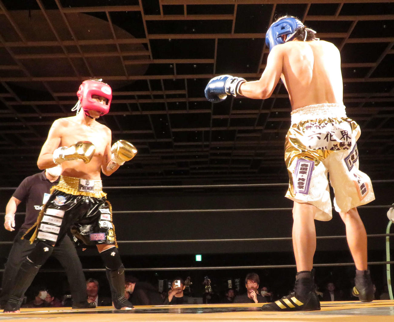 EXECUTIVE FIGHT武士道　森田隼人（右）に敗れた大沢樹生（撮影・松熊洋介）