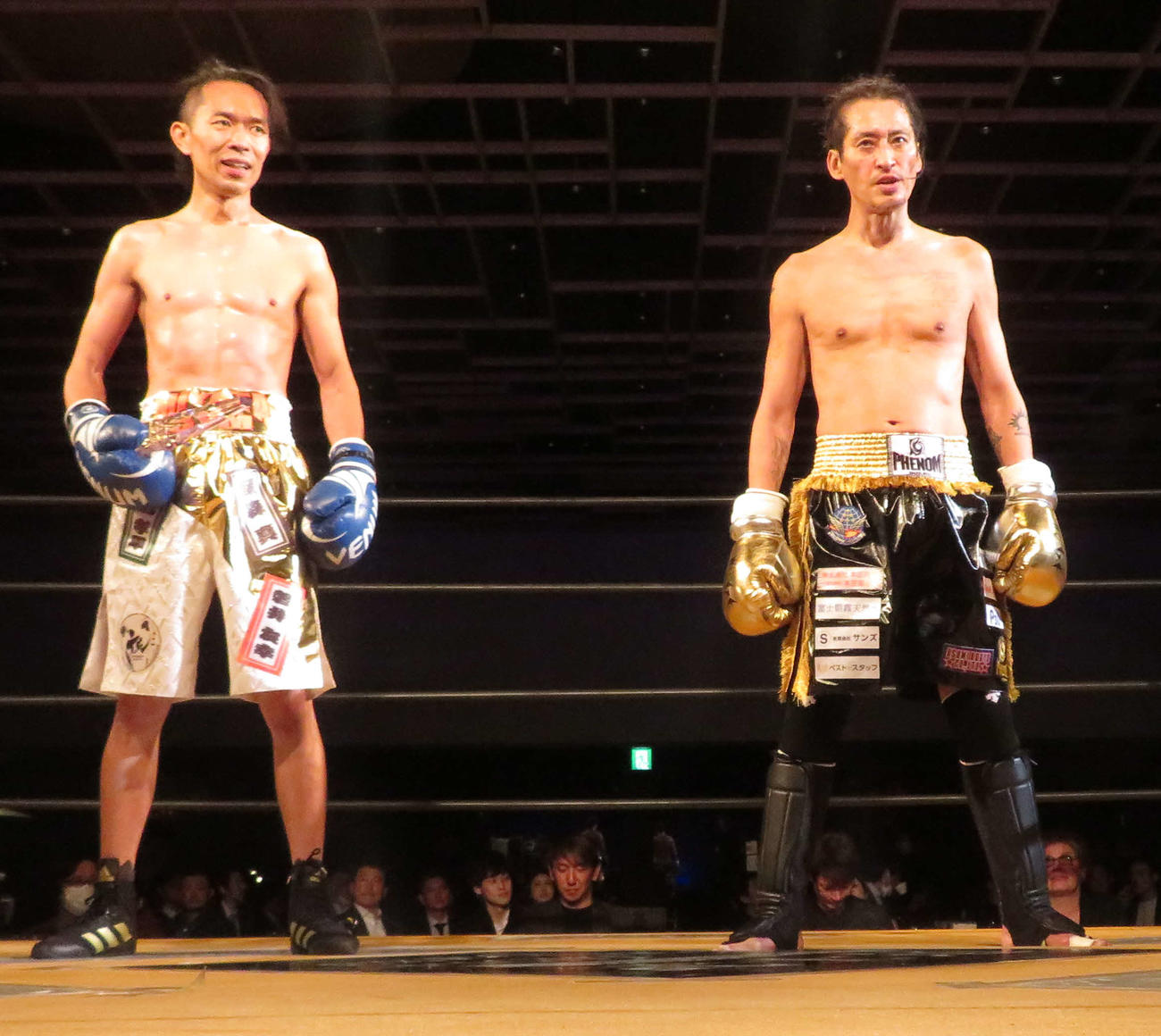 EXECUTIVE FIGHT武士道　森田隼人（左）に敗れ、悔しい表情を見せる大沢樹生（撮影・松熊洋介）